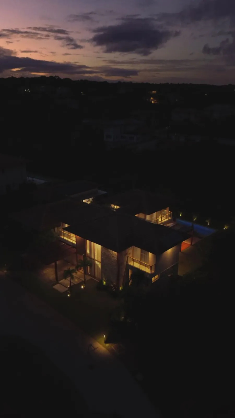 Casa con sistema solar encendida al caer la tarde